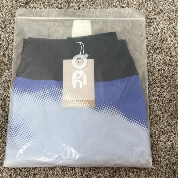 ON RUNNING Women’s Running Shorts in Colbalt Blue size large - Picture 5 of 9